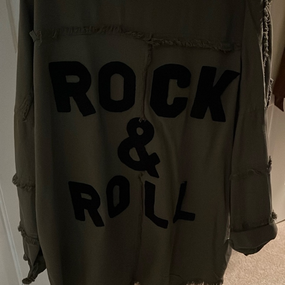 Size L Elan army green raw hem Rock & Roll button down - perfect condition